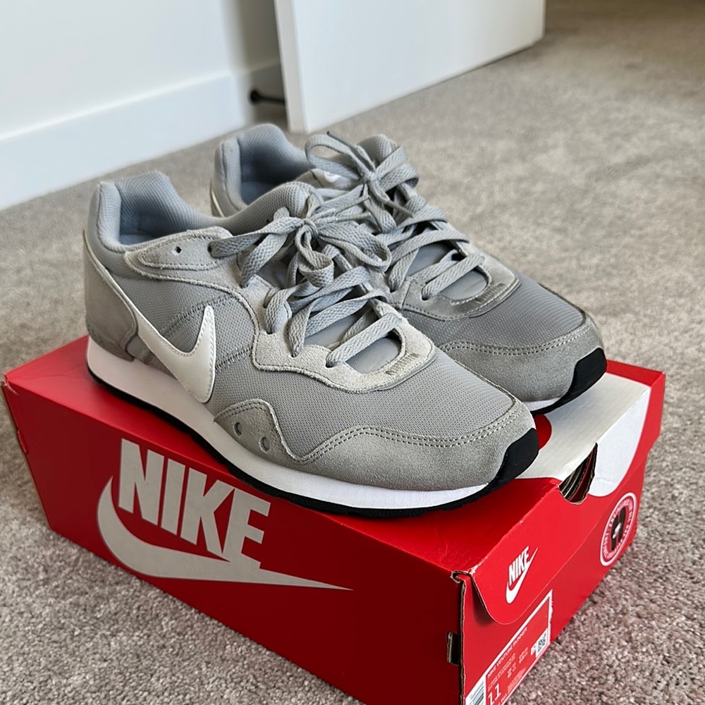 Nike Men's Gray Sneakers